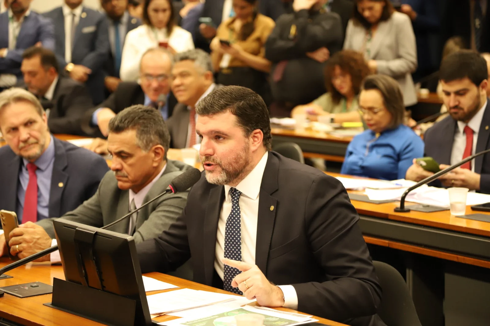 Pedro Lupion falando em comissão na Câmara